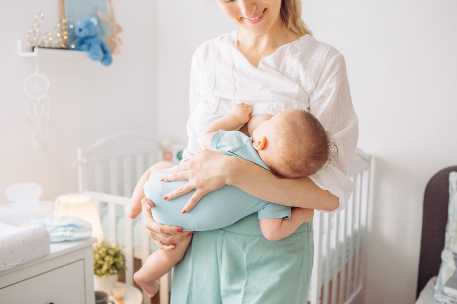 離乳食が始まったら母乳はどれぐらい飲ませるべき？1歳で卒乳したほうがいい？【専門家監修】