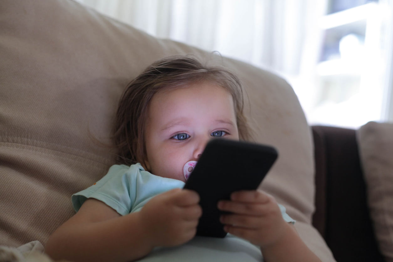 赤ちゃんの発達や目に弊害も⁉「スマホ育児」で注意すべきこととは？
