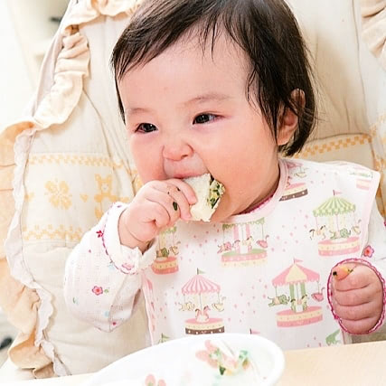 生後9ヶ月　手づかみ食べ