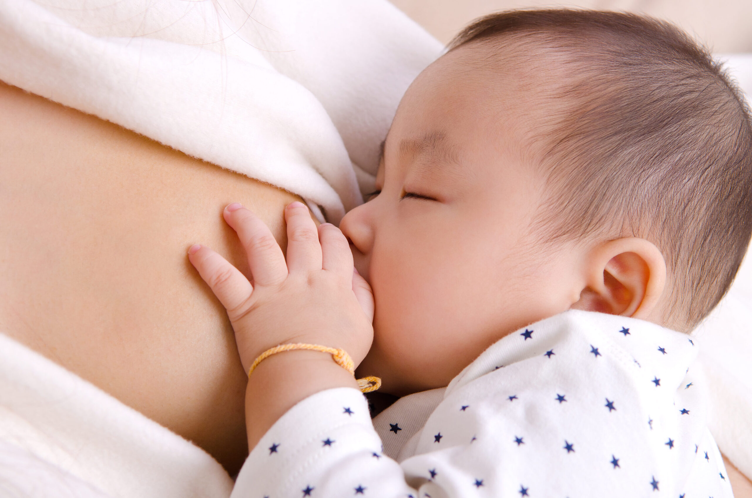 【助産師監修】母乳育児はどんなメリットがある？先輩ママの〈完母・混合・完ミ〉体験談もチェック