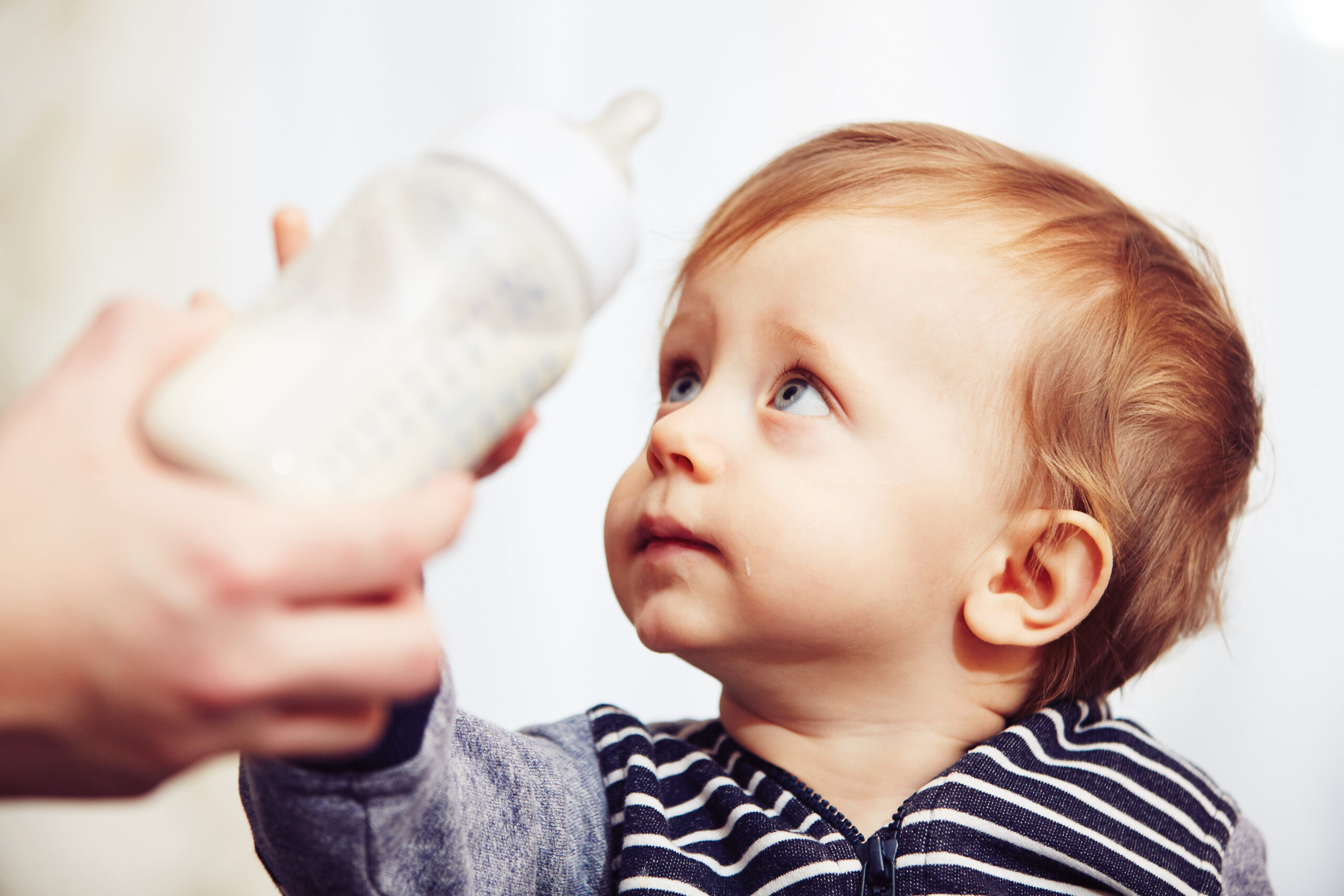 【小児科医監修】フォローアップミルクや牛乳を飲ませるのはいつから?〈赤ちゃんのお世話Q&A〉