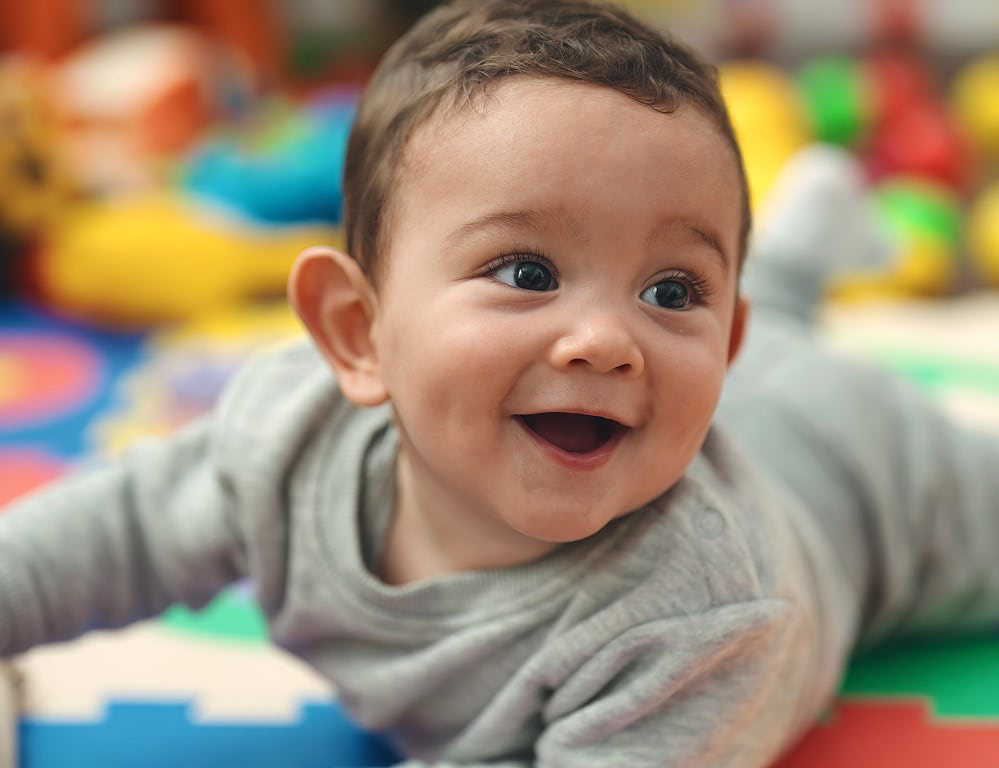 脳を育てる赤ちゃんの「遊び方」とは？0～1歳代にトライすべきことと働きかけのコツ