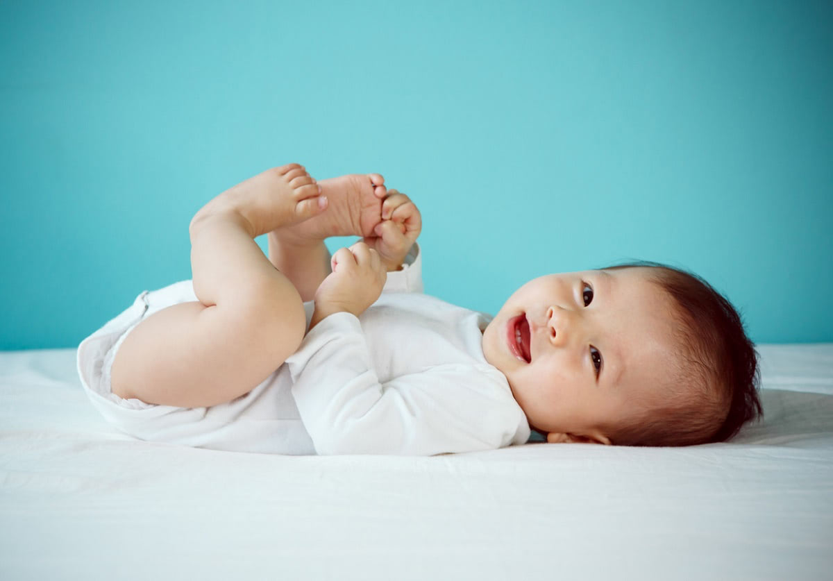 生後7ヶの月赤ちゃんの体重や授乳回数は？ 離乳食の進め方と成長の特徴も【医師監修】