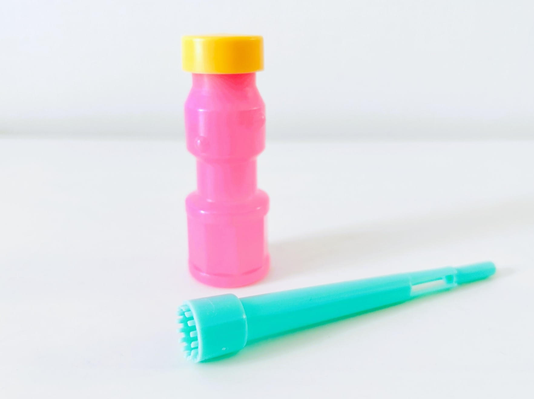 うっかり倒しても大丈夫！「こぼれないシャボン玉容器」の作り方。手がベトベトになるのも防げますヨ♪