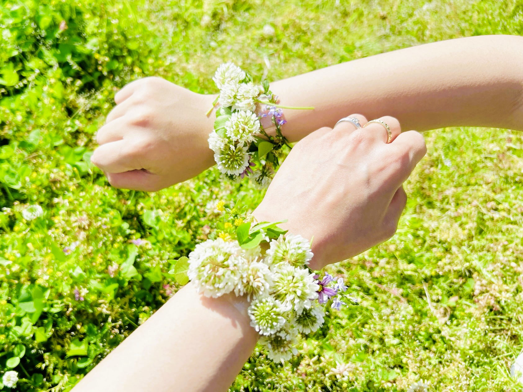 ペタペタ貼るだけ！お散歩中に作れる「草花ブレスレット」が可愛すぎ♪