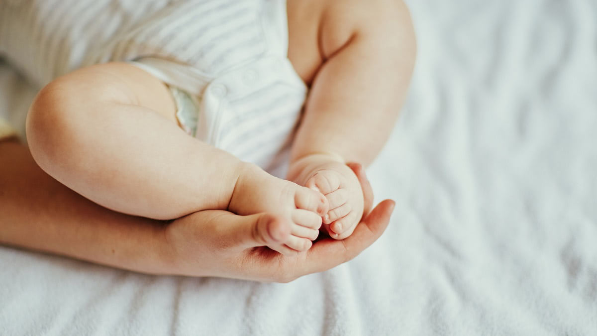 赤ちゃんの鮫肌について！ 原因や対処法を徹底解説します【医師監修】