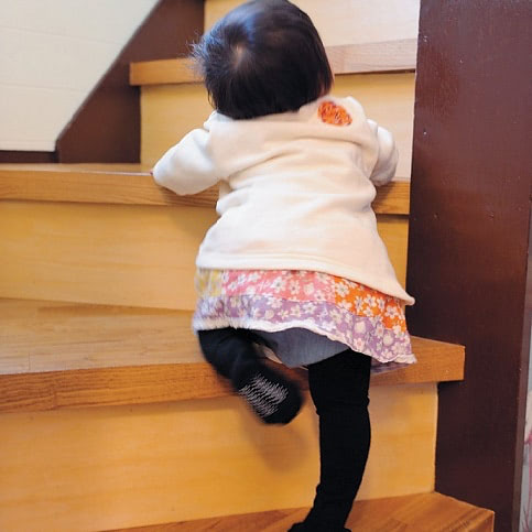 1歳　階段　上る
