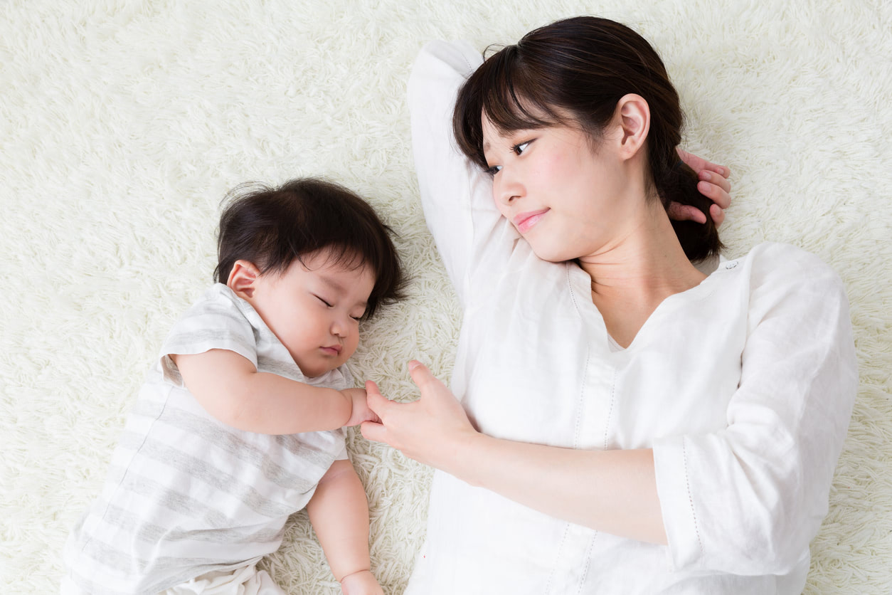 赤ちゃんと添い寝する方法は？いつからしていいの？注意点も解説！