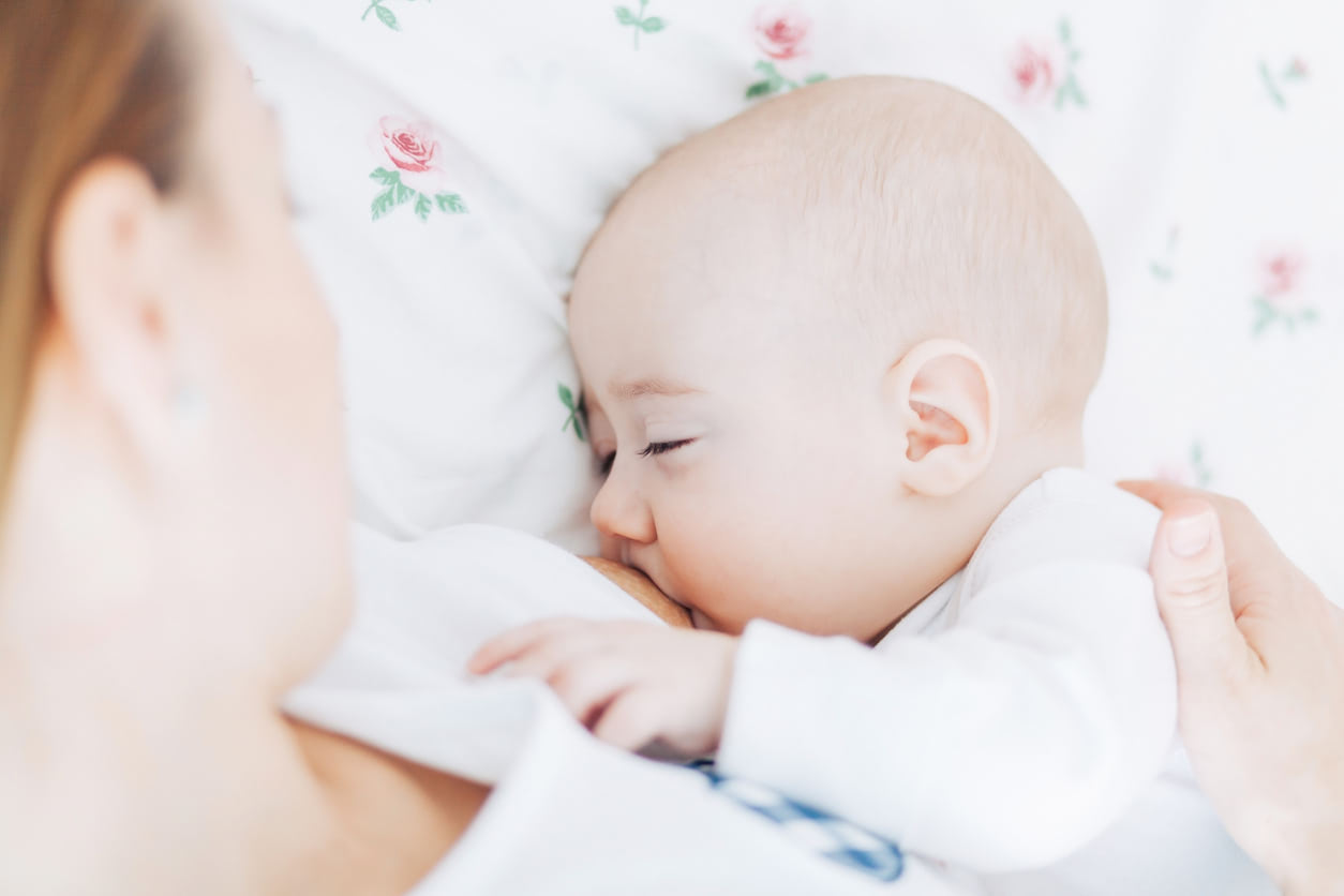 新生児の母乳量や回数の目安は？少ない・飲み過ぎ時の確認と対処方法【医師監修】
