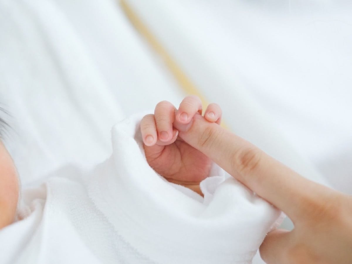 【小児科医監修】赤ちゃんの把握反射とは？いつまで？弱いときは？