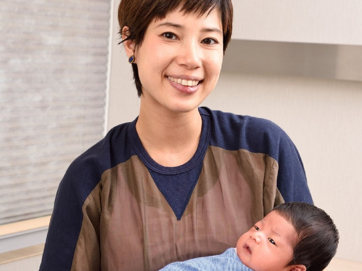 新生児の赤ちゃんを抱っこする方法とコツ、注意点は？縦抱きしてもOK？【実例写真付きで医師解説】