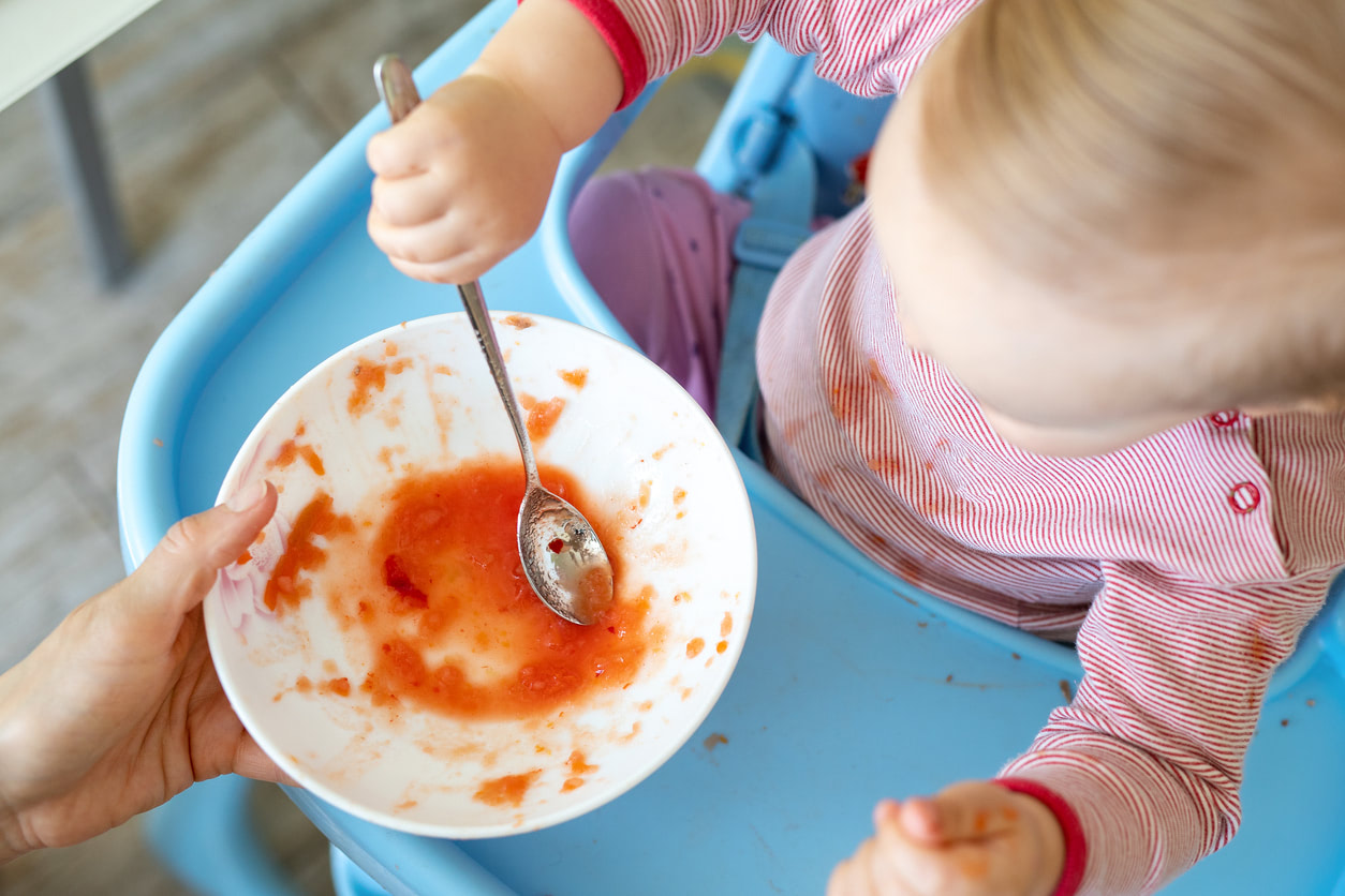 離乳食で発疹（湿疹）が出たらアレルギー？病院へ行くべき症状は？【小児科医監修】