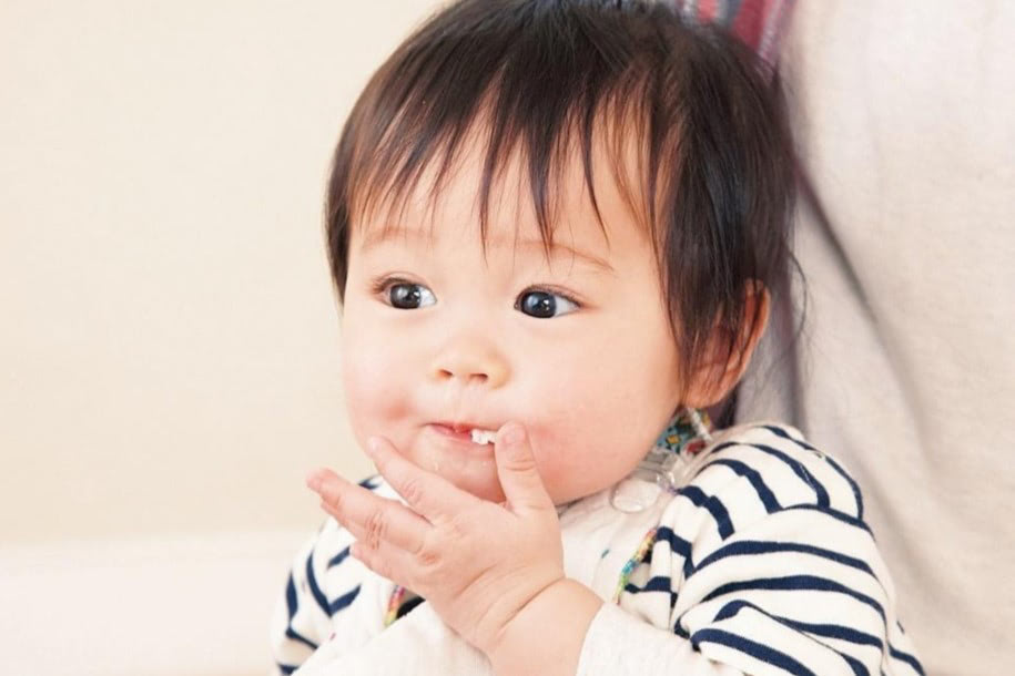 離乳食　手づかみ食べ