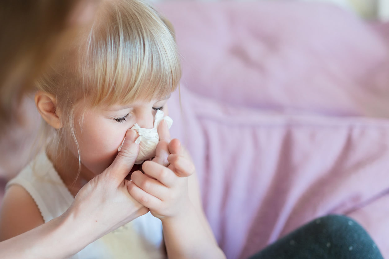 赤ちゃんの鼻水を取る方法は？粘り気や咳、くしゃみがある場合は病気？【専門医監修】