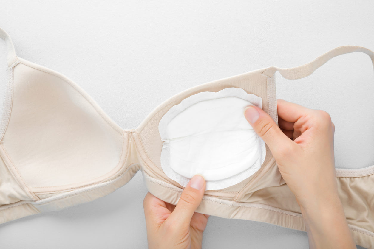 母乳パッドのおすすめは？【最新】人気ブランド商品17選！ブラ内蔵タイプも紹介