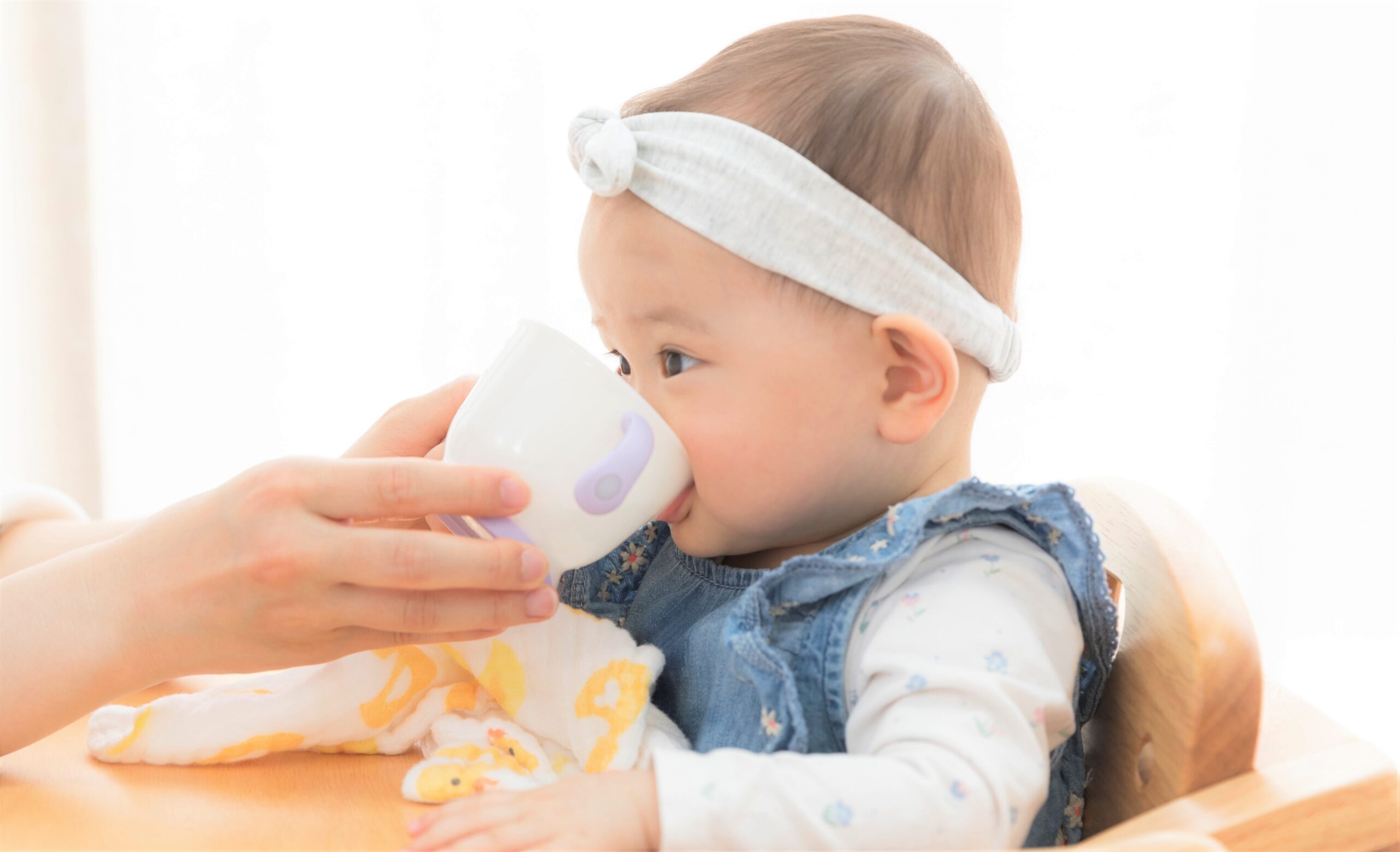 コップ飲みの練習はいつから始める？「コップを持たない」「こぼす」ときの対処法も【専門家監修】