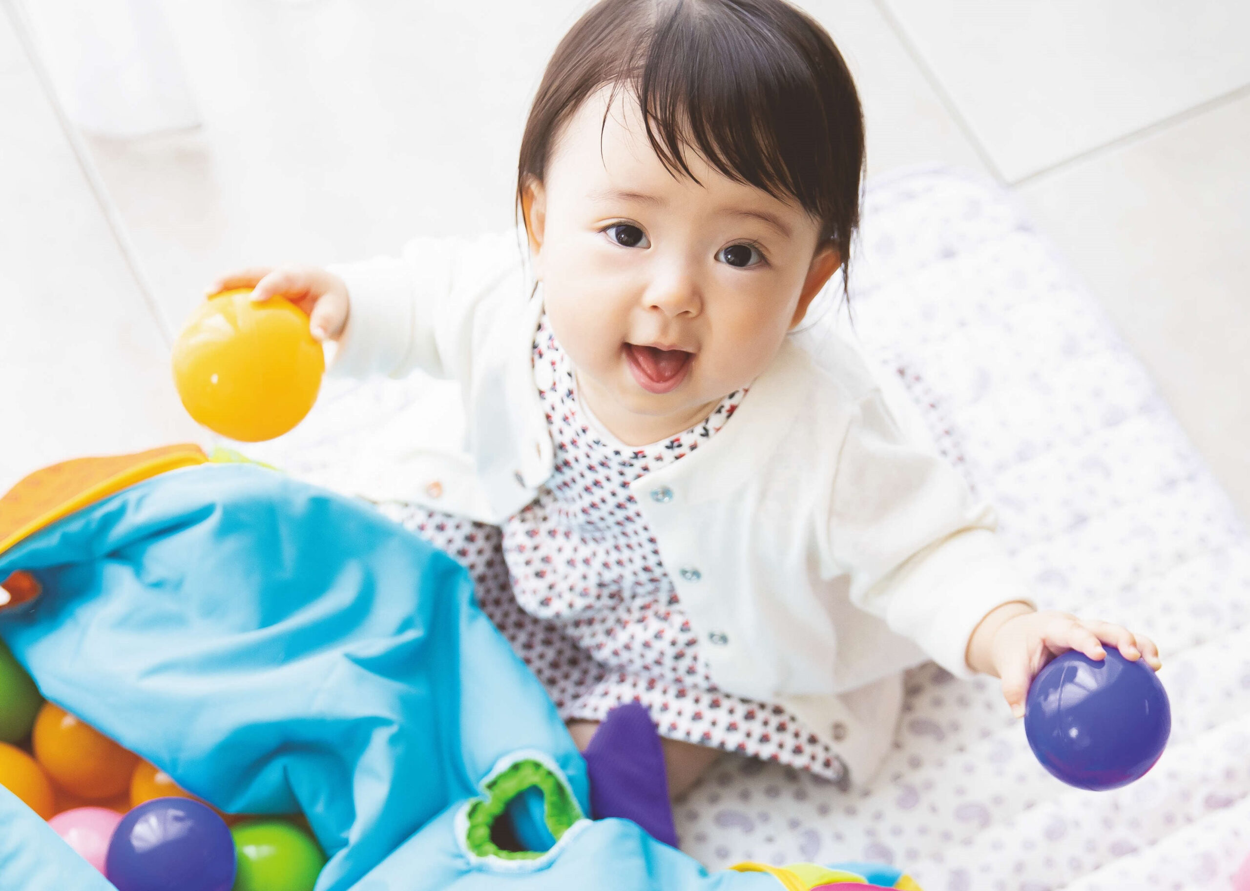 赤ちゃん「何でもポイポイ投げる」の謎。やめさせるべき？注意の仕方は？【小児科専門医監修】