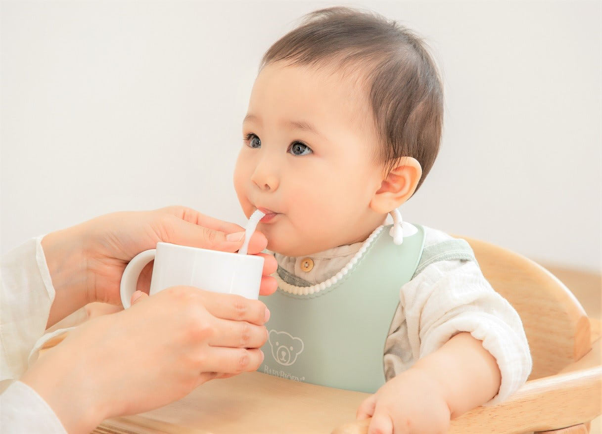 ストロー飲みはいつからできる？簡単な練習法とおすすめストローマグを紹介！【専門家監修】