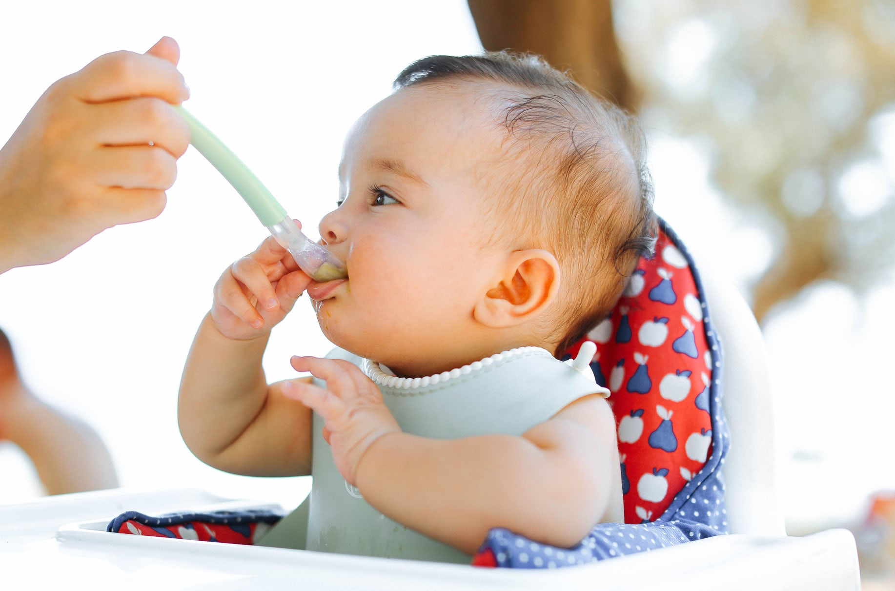 離乳食初期（5～6ヶ月頃・ゴックン期）の進め方と簡単レシピ17！固さ・量・回数の目安も【専門家監修】
