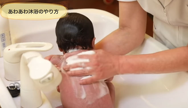 背中を洗う