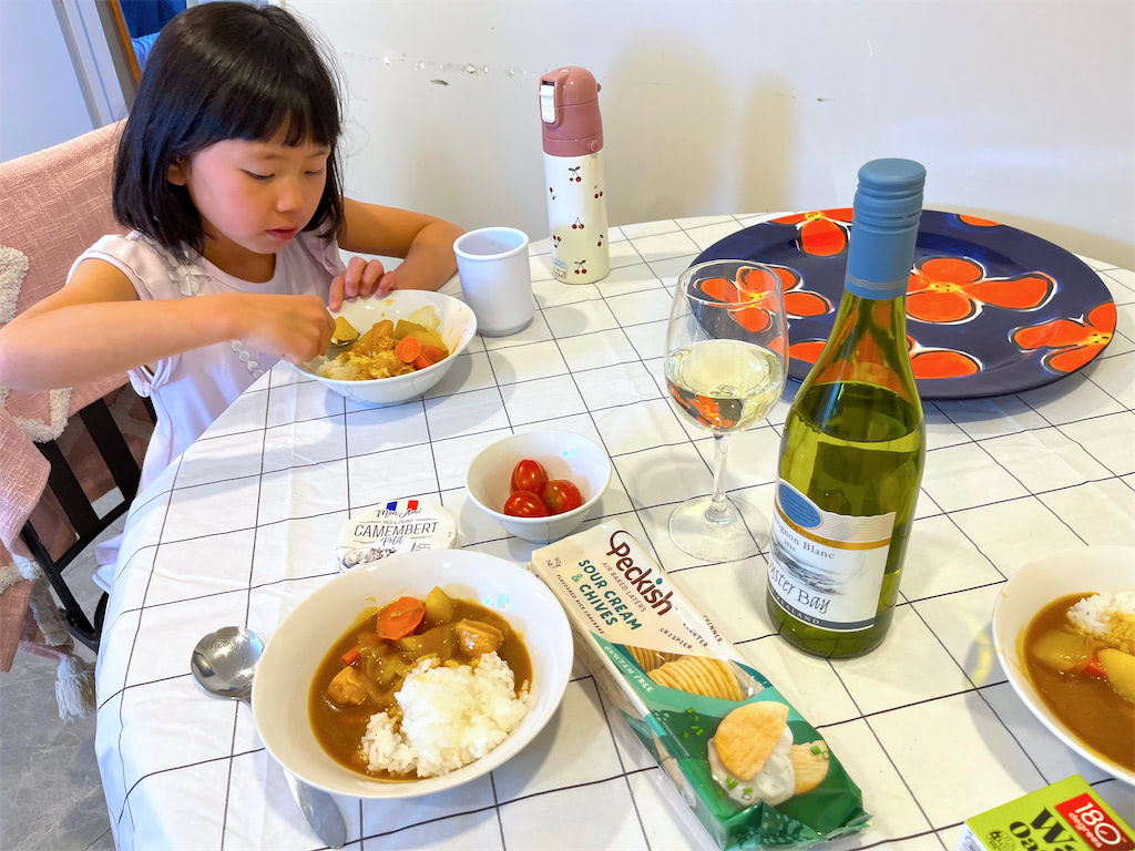 ダイニングスペースで夜ごはん。この日は日本から持参したルゥを使ったカレーライス