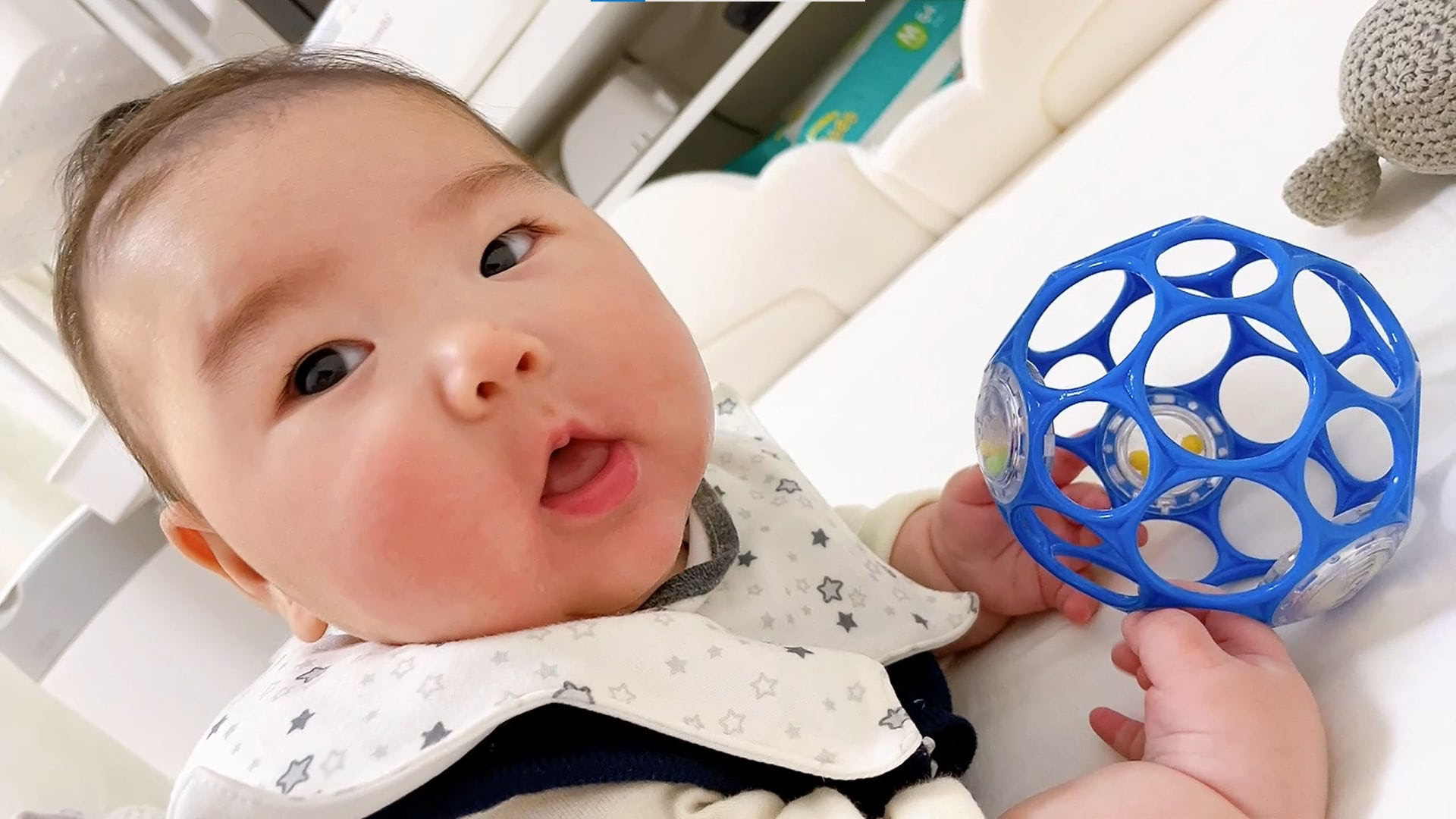 【無謀すぎる挑戦】絶対に口に入らないボールを入れようとがんばるベビーがかわいい！！！