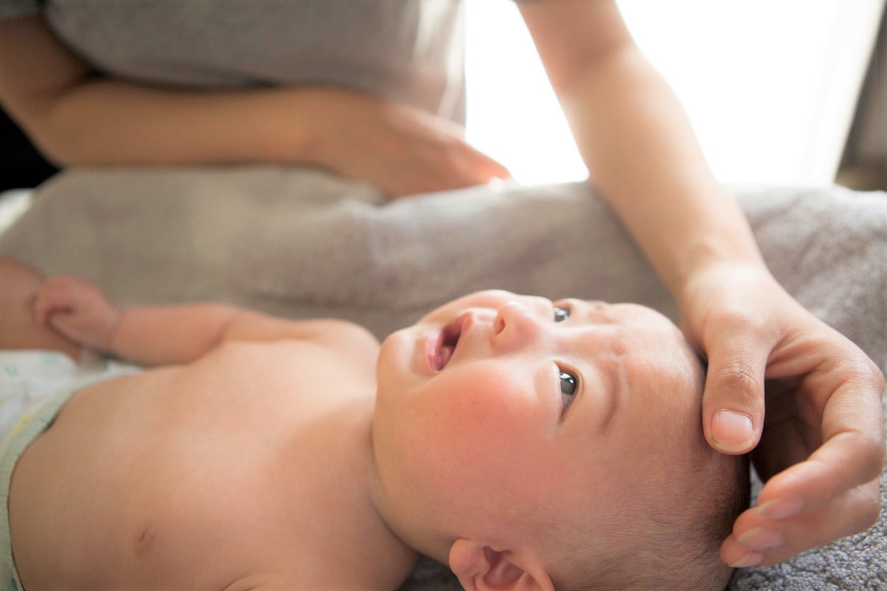 赤ちゃんが泣き止まなくてつらい&hellip;！発達順でよくわかる原因と泣き止ませ対策をご紹介【小児科医監修】