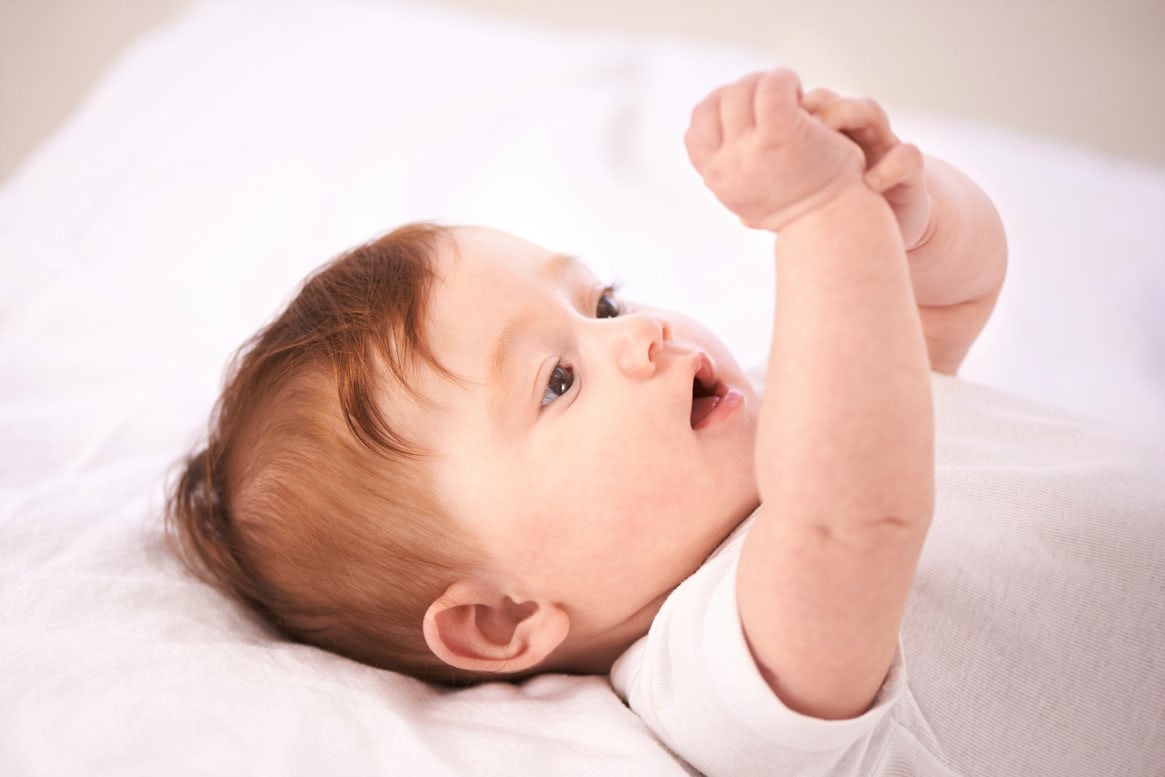 【小児科医監修】ハンドリガードは大きな発達。する時期は？しない子もいる？