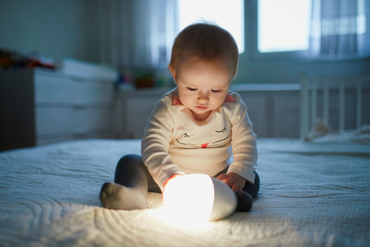 子どもの目にスマホのブルーライトの影響は？視力低下や目の病気のリスクが心配！【眼科専門医監修】