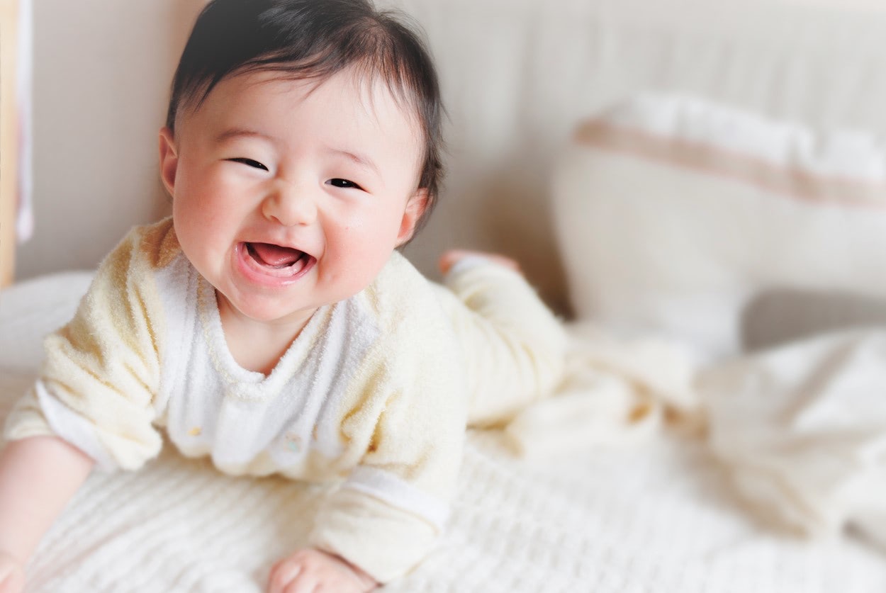 赤ちゃんの「首すわり」はいつごろ完成？判断の方法は？【小児科医監修】