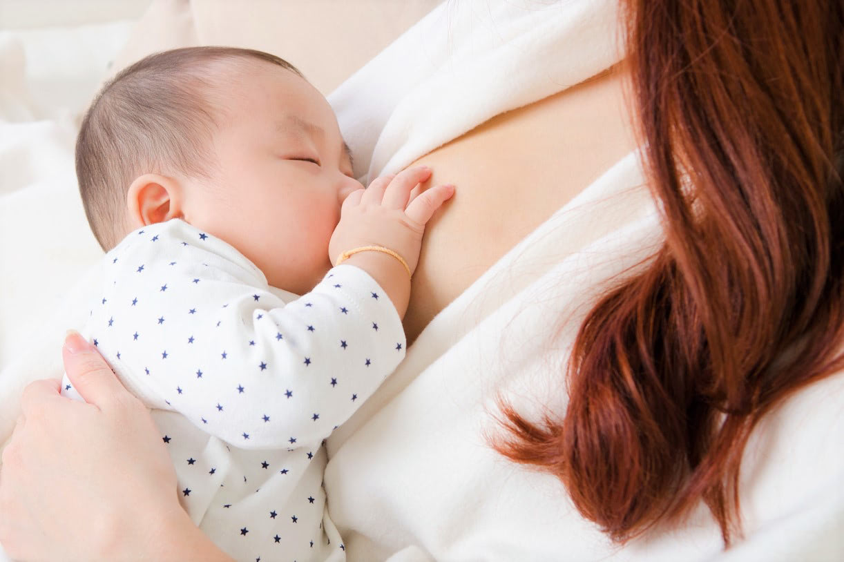 【小児科医監修】完全母乳育児はいつから始められる？メリットやデメリットが知りたい！