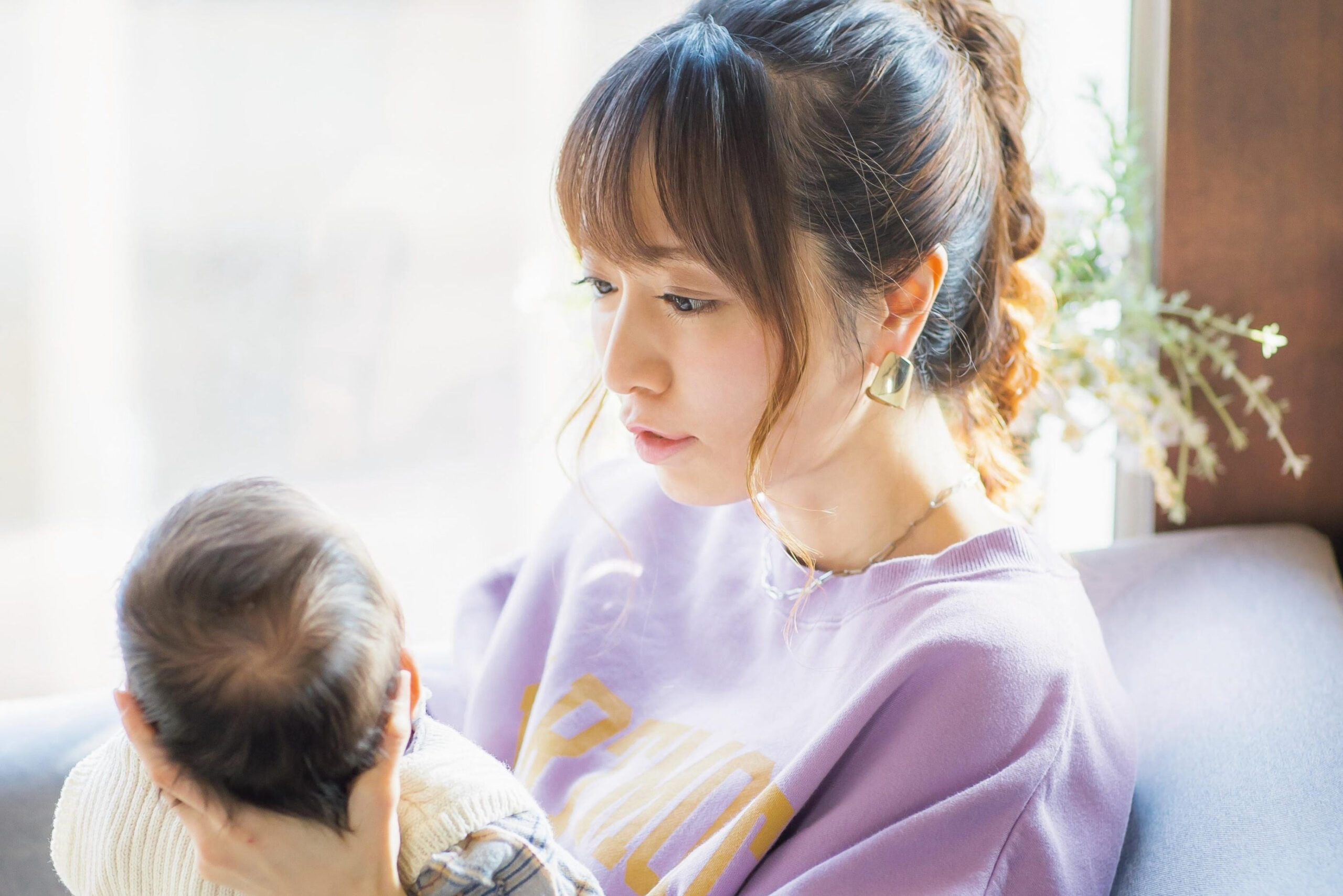 紺野あさ美さんの24時間スケジュール「お世話3人分の今よりも、一人目育児がつらかった理由」