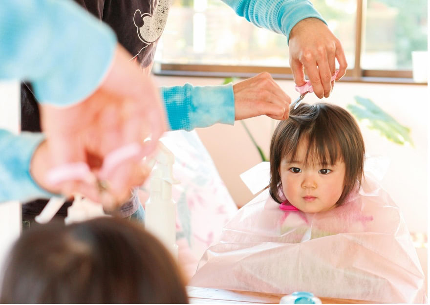 赤ちゃんの散髪はいつ、どうやって？プロ顔負けの前髪～全体ヘアカット法をプロセス写真つきで詳しく紹介！