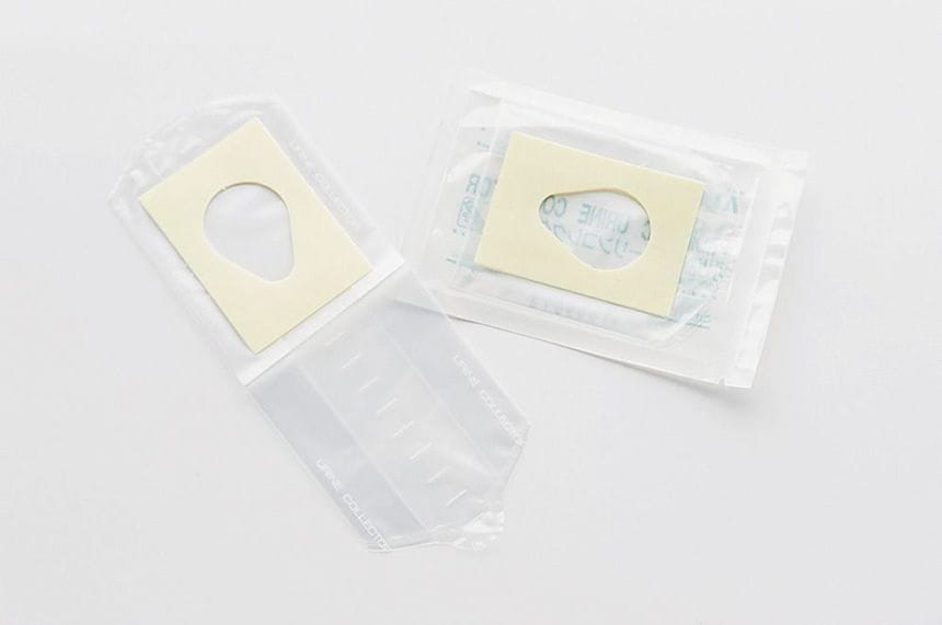 乳幼児の採尿パック。開口部が性器をおおうように貼りつけ、上からおむつをします。 赤ちゃんのおしっこの回数