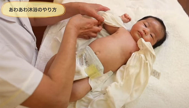 赤ちゃんの服を脱がせる