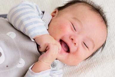 赤ちゃん　笑う