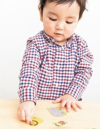 赤ちゃん　シール遊び