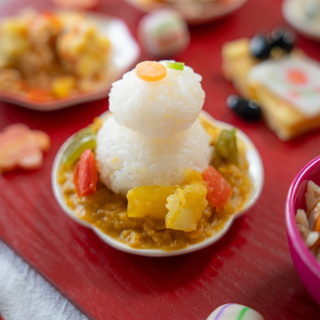 cototeの幼児食を使った鏡餅風おにぎりのカレープレート