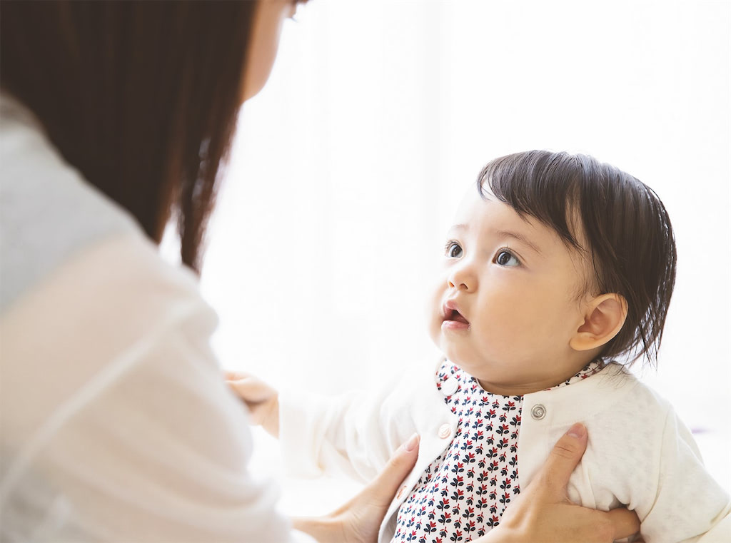 赤ちゃん　投げる