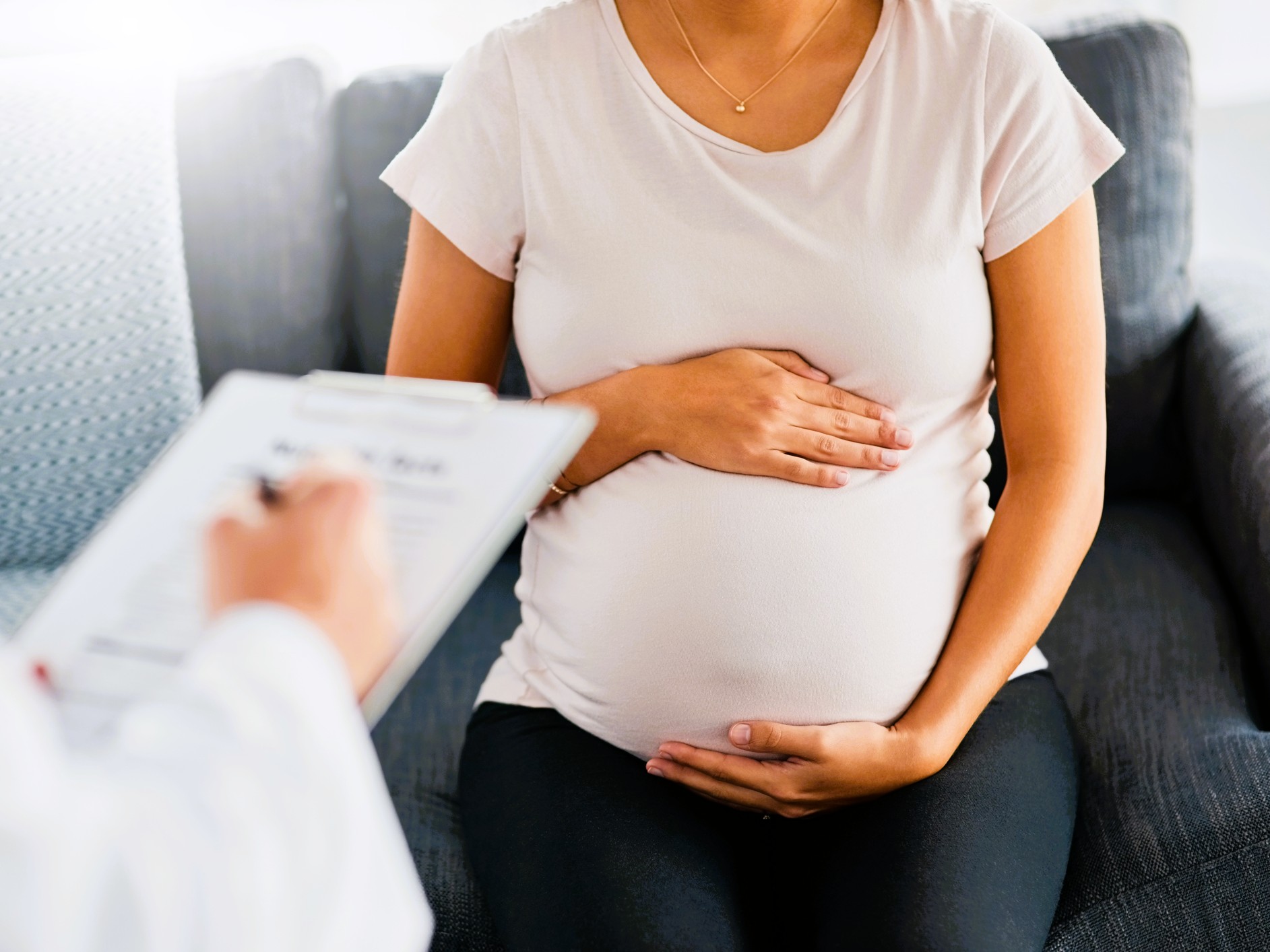出生数67万人で過去最少。でも婚姻数は増加！1人の女性が生涯に産む子どもの数はどう変わった？