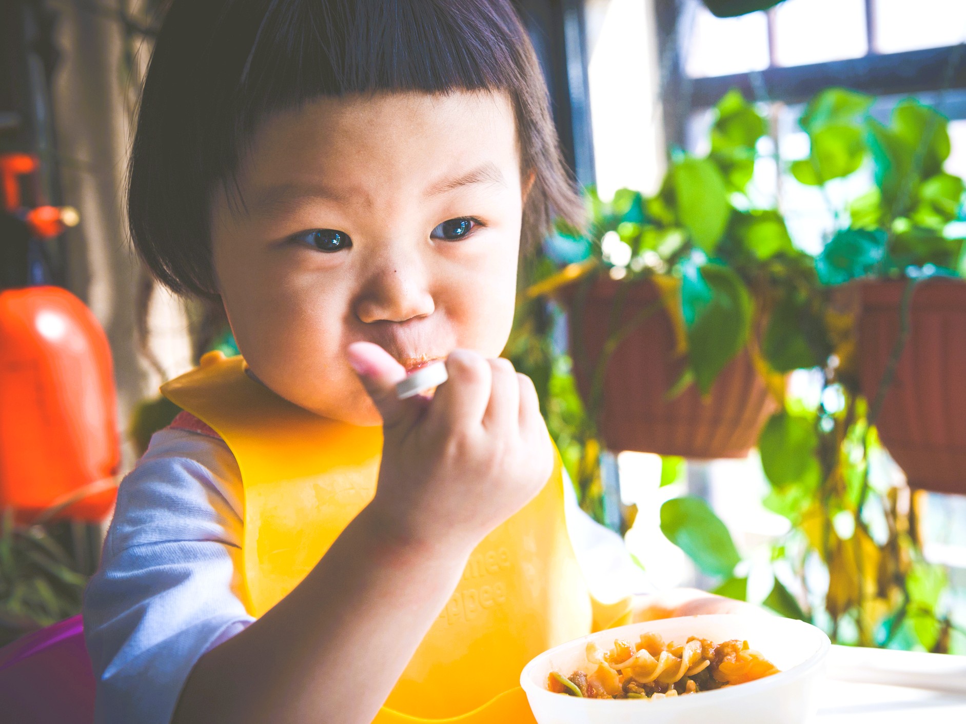 〈2歳〉食事中に食べ物を投げる。しかってもやめない。どうすれば？発達脳科学者ママは迷わずこうする！