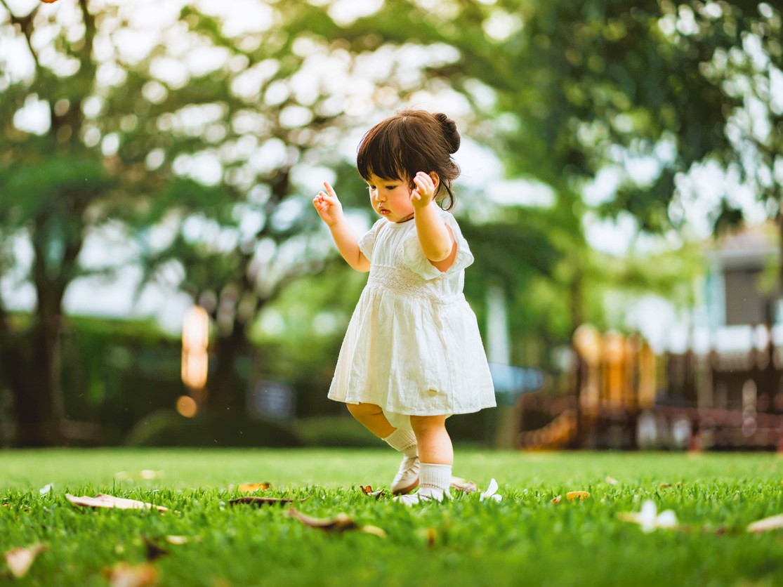 〈1歳〉自分で歩けるのに「抱っこ」と甘えてくる。抱っこしてあげたほうがいい？それとも自分で歩かせる？発達脳科学者ママならこうします！