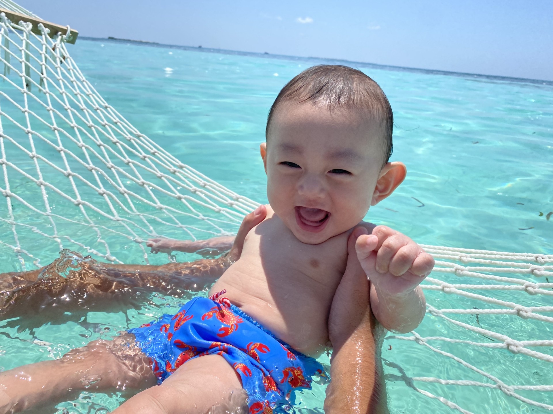 海に川、プールも！赤ちゃんたちの〈夏の水遊びSNAP〉がかわいすぎる♡