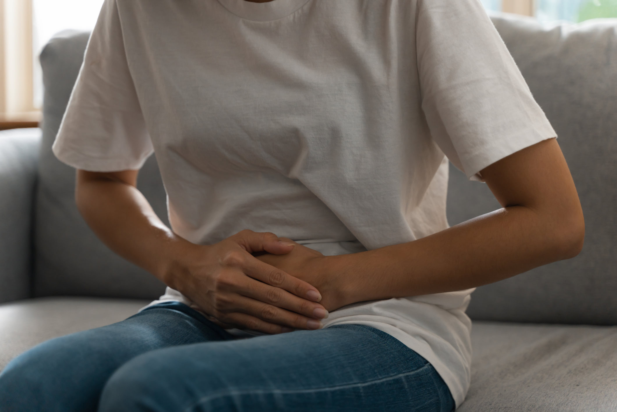 100人に「排卵痛」聞いてみた！チクチク？鈍痛？まるで腰痛？子宮をぞうきん絞りされているみたい⁉︎リアルな声をあつめました【みんなにアンケート／排卵痛編】