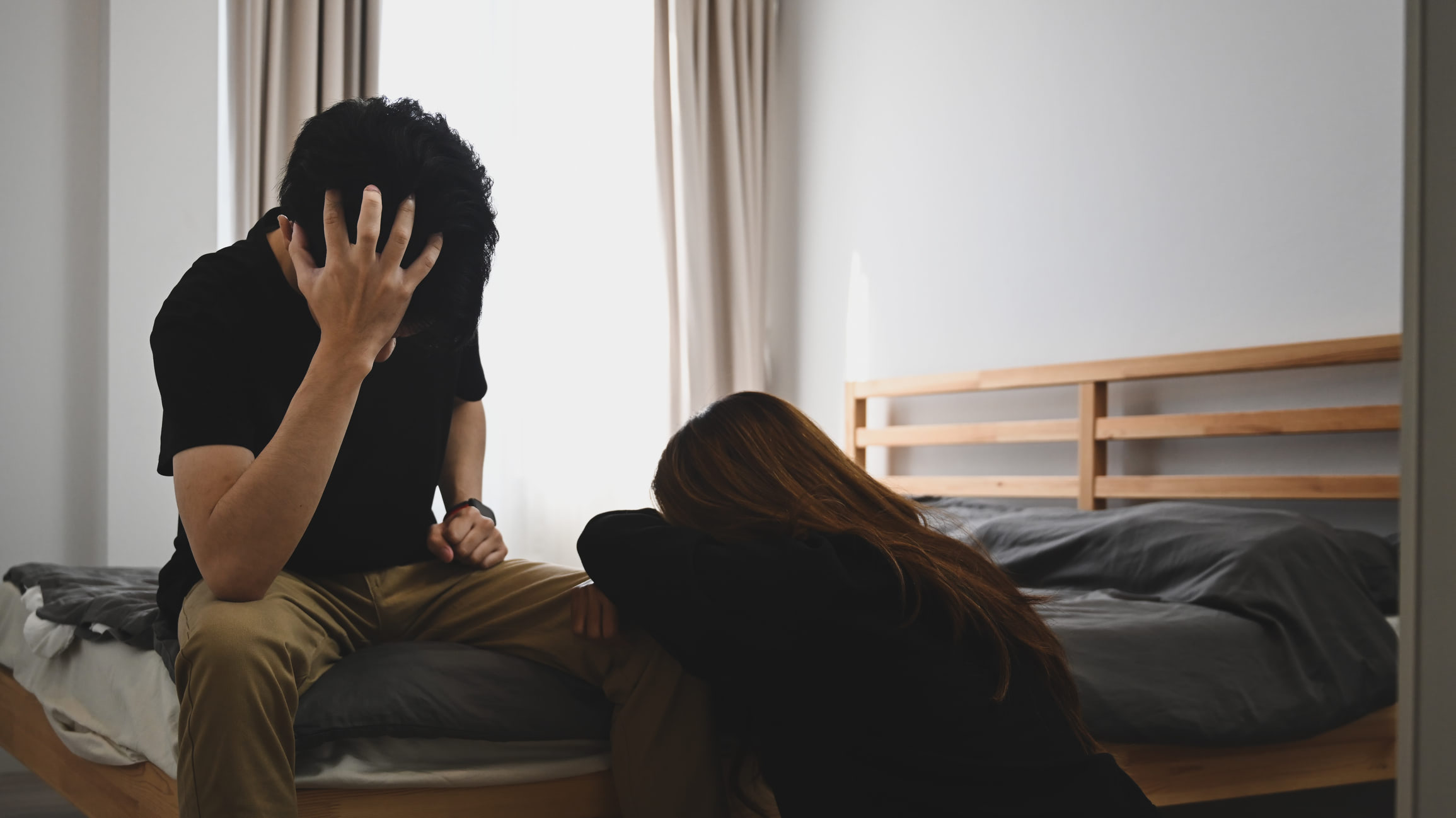 性欲のない夫を羽交締め⁉︎、私とはダメなのに一人Hは楽しんでいる夫…、傷跡がコンプレックスでセックスを避けるように【うちはセックスレスです体験談まとめ①】