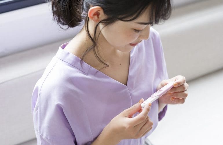 妊娠検査薬陽性の判定線の見分け方！線が薄い場合は？【不妊治療専門医監修】