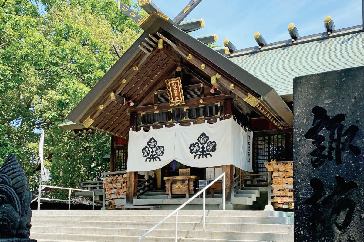 「札幌諏訪神社」には夫婦の神様が。ご利益ありそうな〈コウノトリ絵馬〉に願いを込めて【全国子宝スポットに行ってみよう】