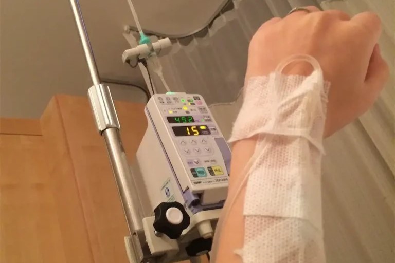 おなかカッチカチ！まるで石みたい＆激痛！仕事中、突然のトラブル発生でスーツのまま入院しました【切迫早産体験談】