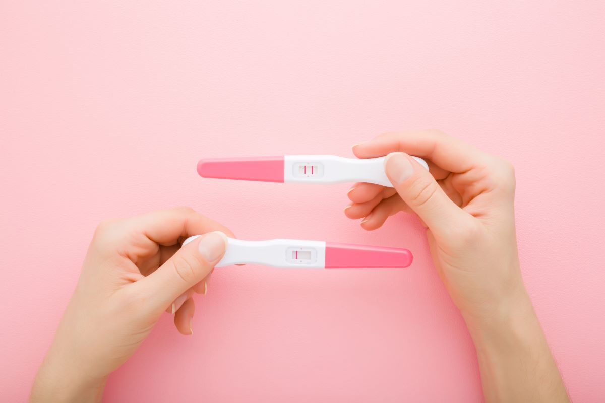 妊娠検査薬、いつ使った？「生理予定日を過ぎたから」「なんとなく不調が続いて」「検査したら？と夫に言われて」【みんなの妊活アンケート】