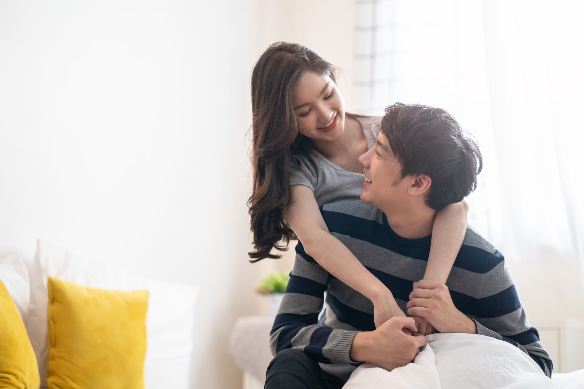リラックスした夫婦
